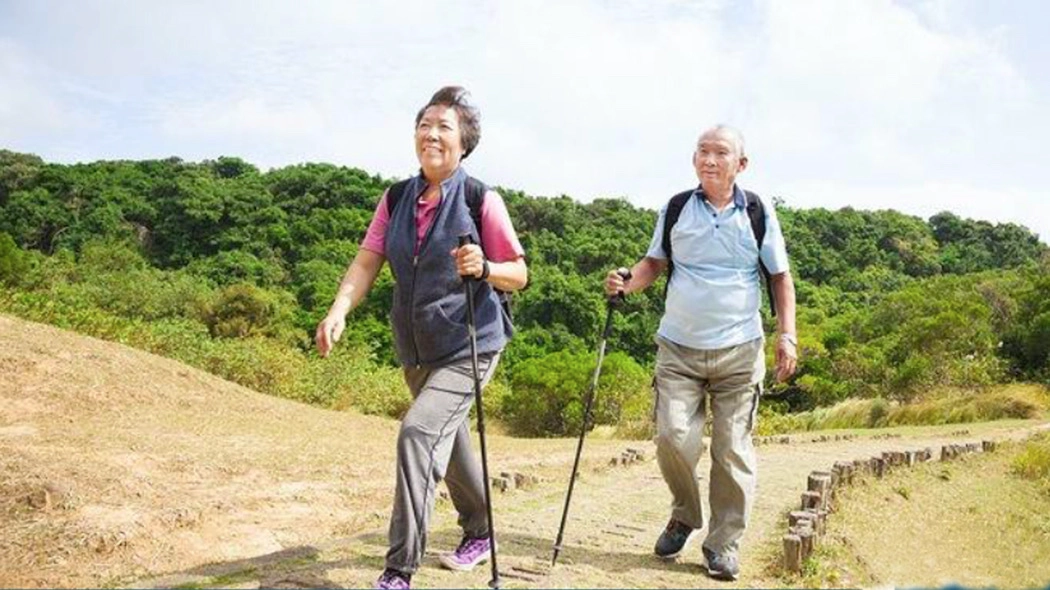 年長長輩常爬山導致膝蓋逐漸退化